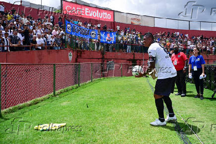 Jogador Paulinho, interage com a torcida corinthiana em seu jogo despedida, no Canind