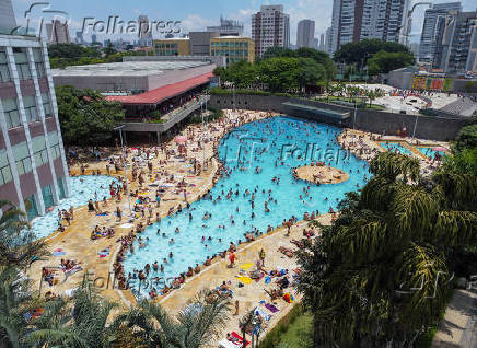 Movimentao nas piscinas do Sesc Belenzinho