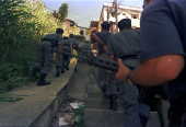 Policiais militares subindo o morro