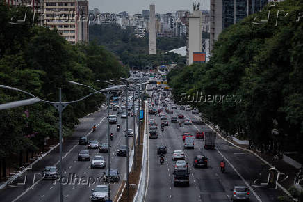 Trnsito intenso na avenida 23 de Maio, em So Paulo
