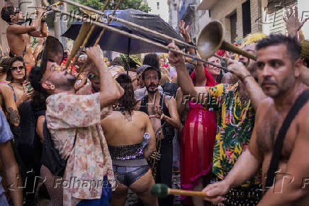 Folies durante bloco clandestino nas ruas do centro do RJ