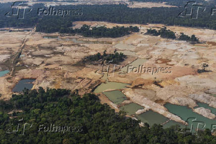 Garimpo de ouro s margens do rio Peixoto de Azevedo (MT)