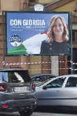 Las candidaturas ficticias y 'Telemeloni' protagonizan campaa para las europeas en Italia