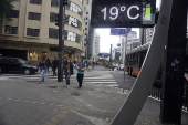 Pedestres enfrentam tarde gelada na Paulista