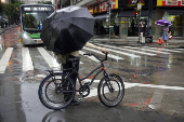 Pedestres enfrentam chuva na regio central de SP