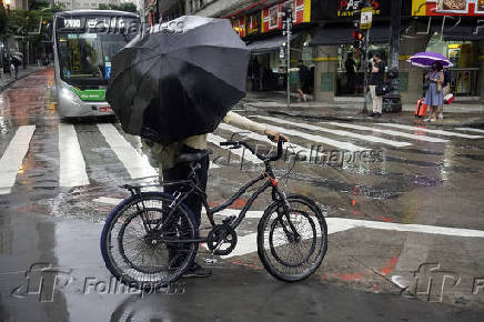 Pedestres enfrentam chuva na regio central de SP