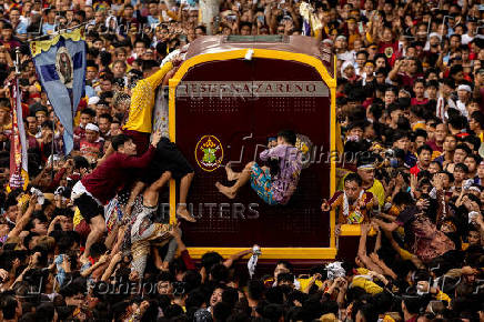 Filipino Catholic devotees parade 