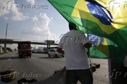 Protesto de caminhoneiros na Ferno Dias, SP