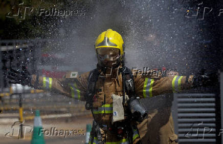 Bombeiros trabalham no rescaldo de um incndio no hospital Santa Luzia