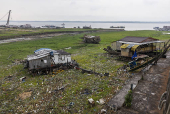 Casas flutuantes encalhadas próximo ao Porto de Manaus