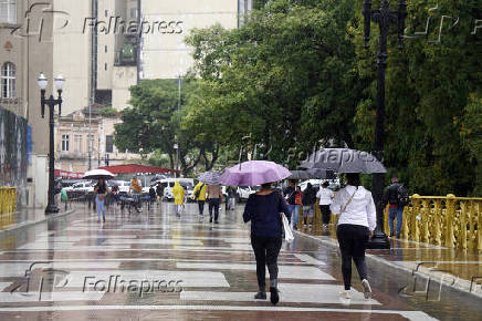 Pedestres enfrentam mais um dia de chuva em SP