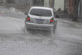 Pancada de chuva causa pontos de alagamentos em SP