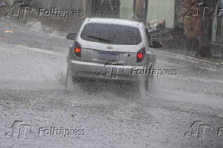 Pancada de chuva causa pontos de alagamentos em SP