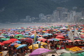 Movimentao de banhistas na praia de ipanema no rio de janeiro