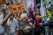 Luiza Erundina participa de caminhada no centro de SP