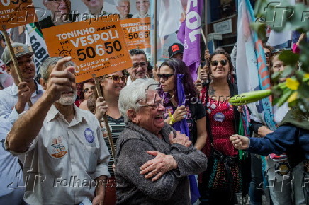 Luiza Erundina participa de caminhada no centro de SP