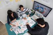Os designers e scios Cindy Nakashima, Thiago Reginato ( esq.) e Bruno Scodeler
