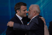 Lula abraa o presidente da Frana, Emmanuel Macron, durante cerimnia