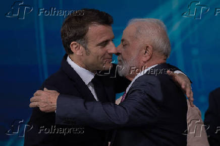 Lula abraa o presidente da Frana, Emmanuel Macron, durante cerimnia