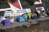 Pobladores protestan acampando en el lecho del Ro Mapocho
