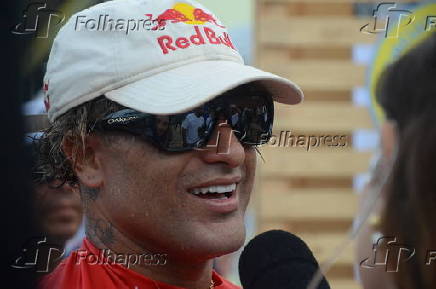 O surfista itlo ferreira ,vence estreia de campeonato em natal .