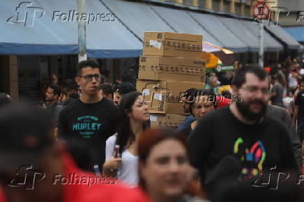 Movimentao na rua 25 de Maro em So Paulo