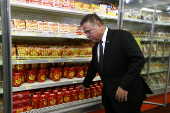 Blairo Maggi fiscaliza produtos em supermercado de Braslia