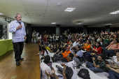 O ex-presidente Lula  participa de evento com alunos do IFES
