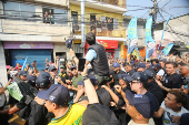 O candidato Pablo Maral durante campanha na comunidade do Heliopolis