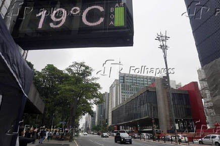 Pedestres enfrentam tarde gelada na Paulista