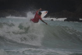 O surfista itlo ferreira ,vence estreia de campeonato em natal .