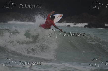 O surfista itlo ferreira ,vence estreia de campeonato em natal .