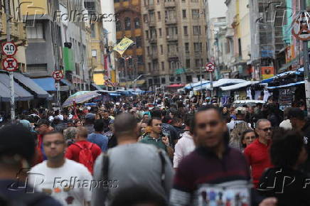 Movimentao na rua 25 de Maro em So Paulo