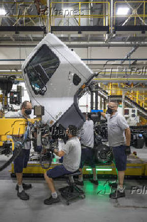Funcionrios trabalham na fbrica da Mercedes, em So Bernardo do Campo