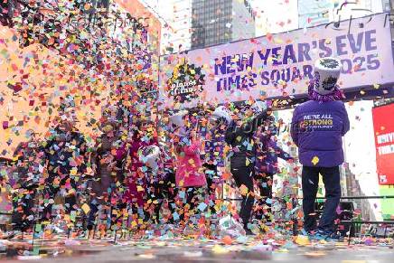 Pessoas participam do Teste de Confete de Vspera de Ano Novo na Times Square