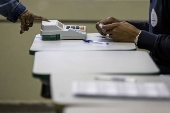 Eleitor  identificado pela digital antes de votar