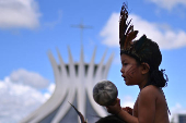Indgenas brasileos participan en el Campamento Tierra Libre