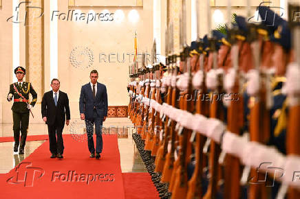 Chinese Premier Li Qiang and Spanish PM Sanchez attend a welcome ceremony in Beijing