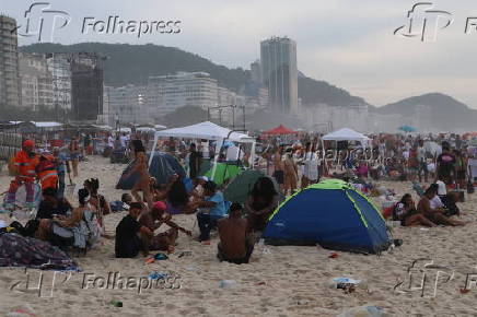 Limpeza da praia copacabana pela comlurb