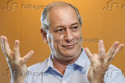 Ciro Gome (PDT) durante entrevista em seu apartamento em Fortaleza (CE)