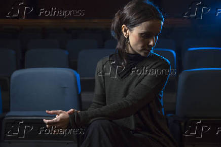 A atriz Dbora Falabella na plateia do Teatro Anchieta, no Sesc Consolao, em SP