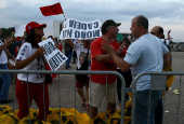 Manifestantes pr-Lula e pr-Lava Jato discutem na praa dos Trs Poderes