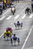 Atletas cadeirantes partem na largada da corrida de So Silvestre, na Avenida Paulista