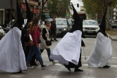 Nazarenos de la Hermandad de la Sed en Sevilla