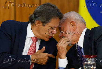 Lula conversa com o ministro da Fazenda, Fernando Haddad, durante reunio