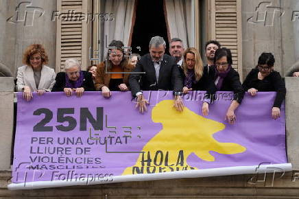 El alcalde de Barcelona,  Jaume Collboni despliega pancarta 25 N en la fachada del Ayuntamiento