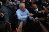 O presidente Lula (PT) cumprimenta apoiadores em Araraquara (SP) no 8 de janeiro