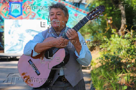 La guitarra de Barcelona del payador 'Lopecito' pone ritmo a la Semana Criolla uruguaya