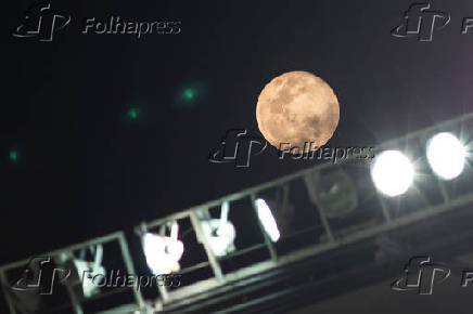 Vista da lua Superlua no Rio de Janeiro