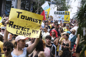 Una marea humana responde en las calles al turismo de masas en las Islas Canarias